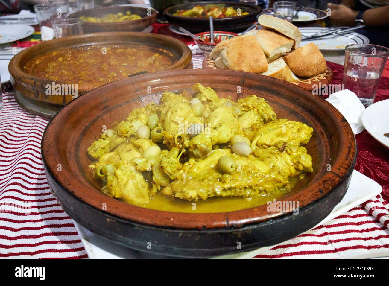 pollo finito e tagine di carne preparati come parte di un corso di cucina di gruppo a marrakech, marocco Foto Stock