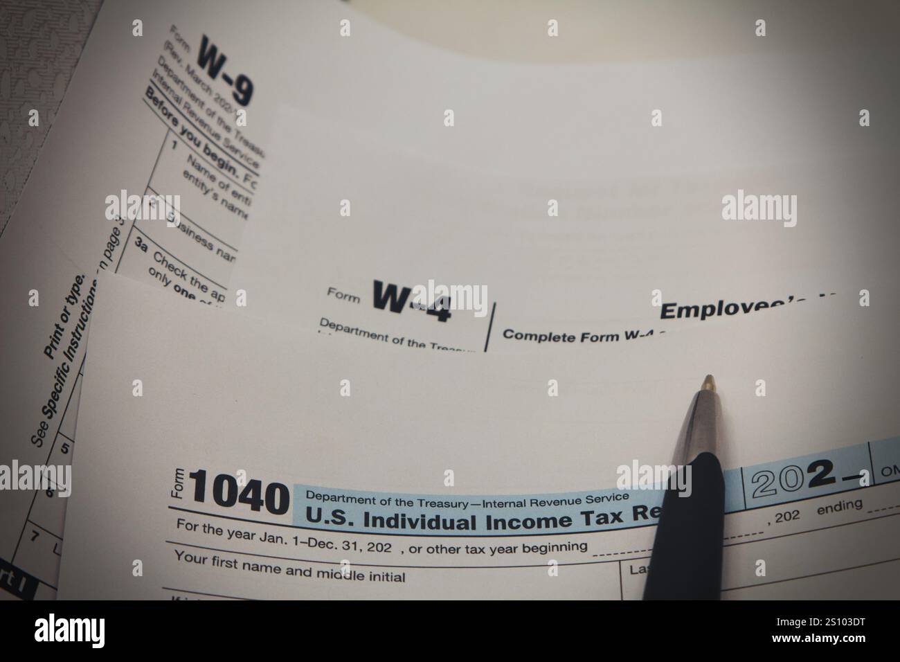 I documenti del modulo fiscale giacciono su un tavolo. Foto Stock