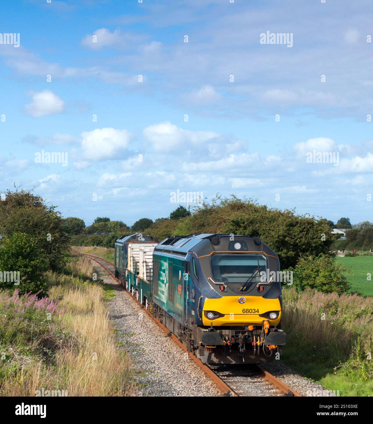 Servizi ferroviari diretti Classe 68 locomotiva 68034 Rail Riders sulla linea ferroviaria di diramazione di Heysham con il treno nucleare per Heysham Foto Stock