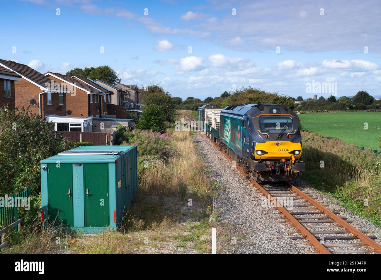 Servizi ferroviari diretti Classe 68 locomotiva 68034 Rail Riders sulla linea ferroviaria di diramazione di Heysham con il treno nucleare per Heysham Foto Stock