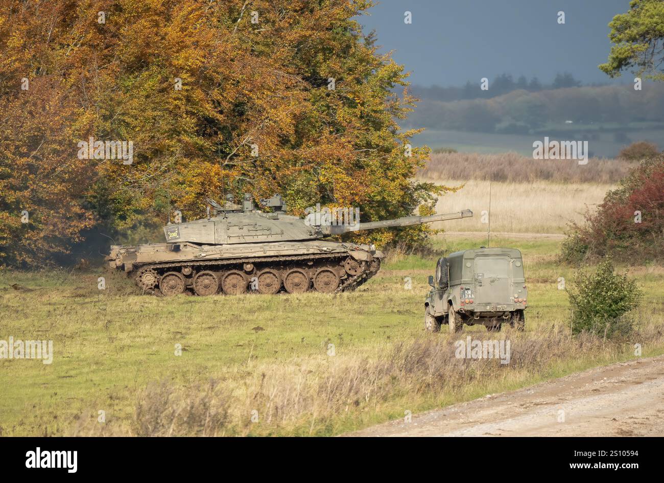 Esercito britannico FV4034 Challenger 2 II in azione per un'esercitazione militare Foto Stock