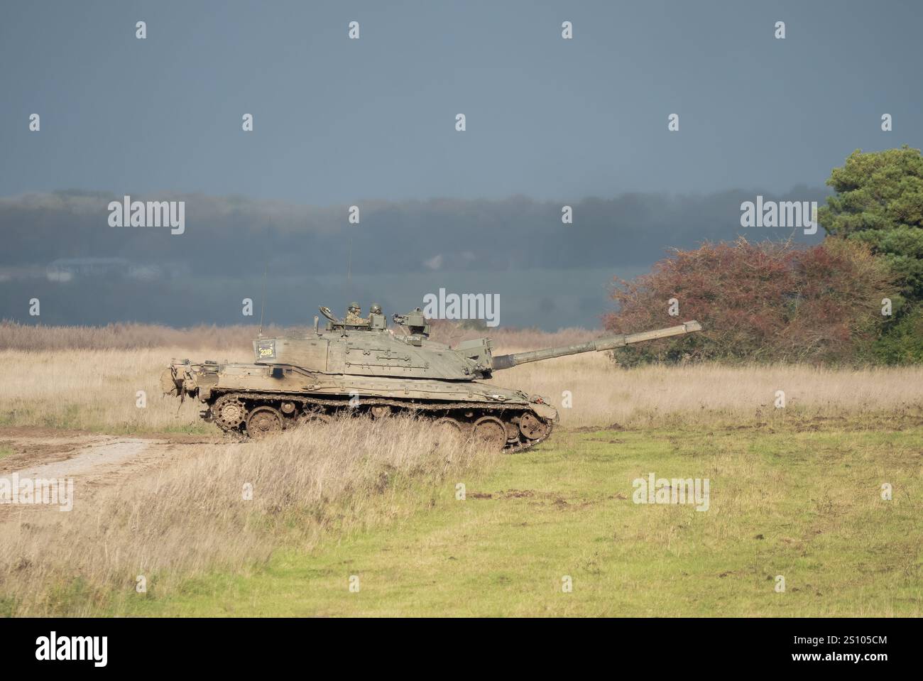 Esercito britannico FV4034 Challenger 2 II in azione per un'esercitazione militare Foto Stock