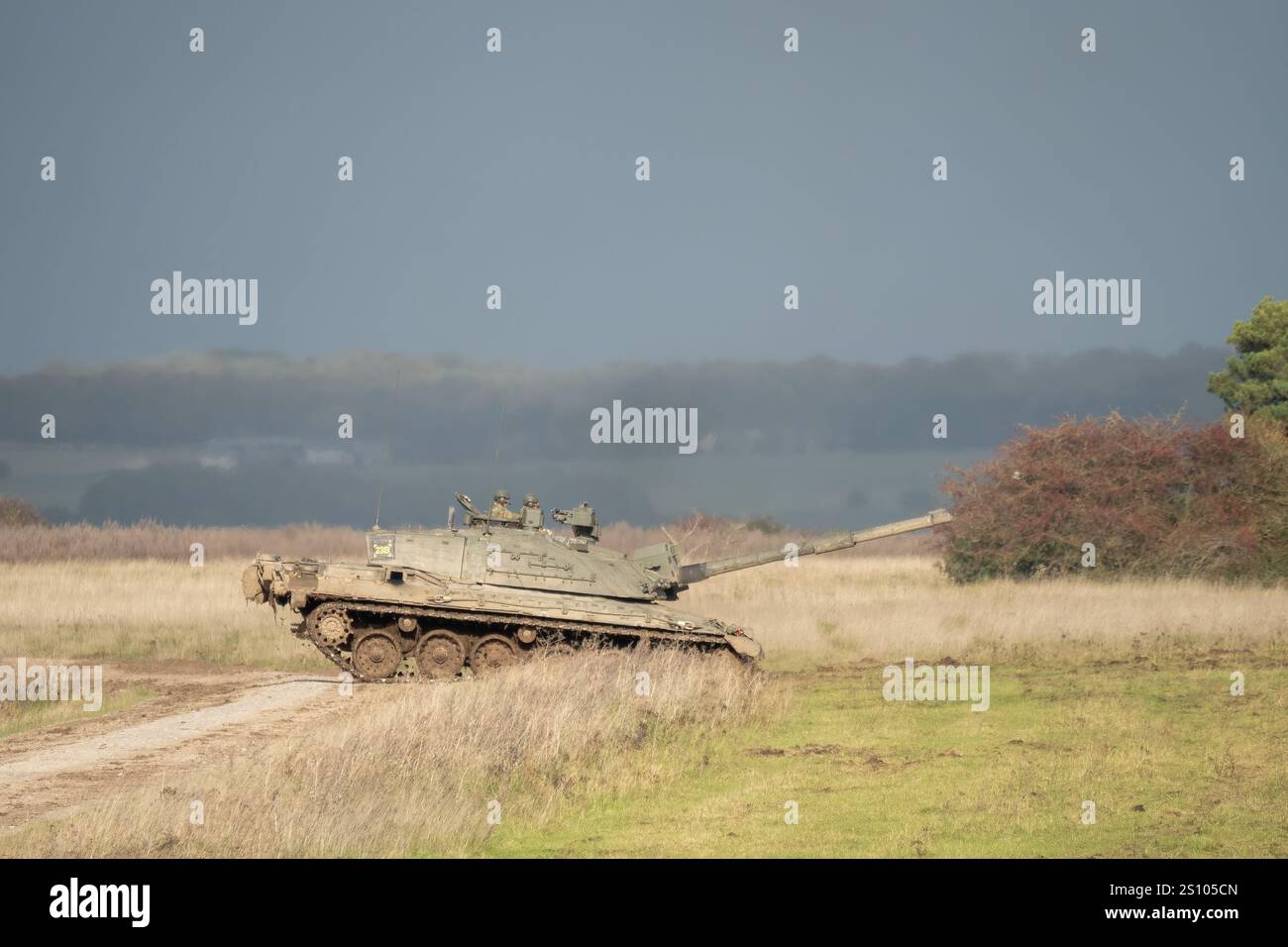 Esercito britannico FV4034 Challenger 2 II in azione per un'esercitazione militare Foto Stock