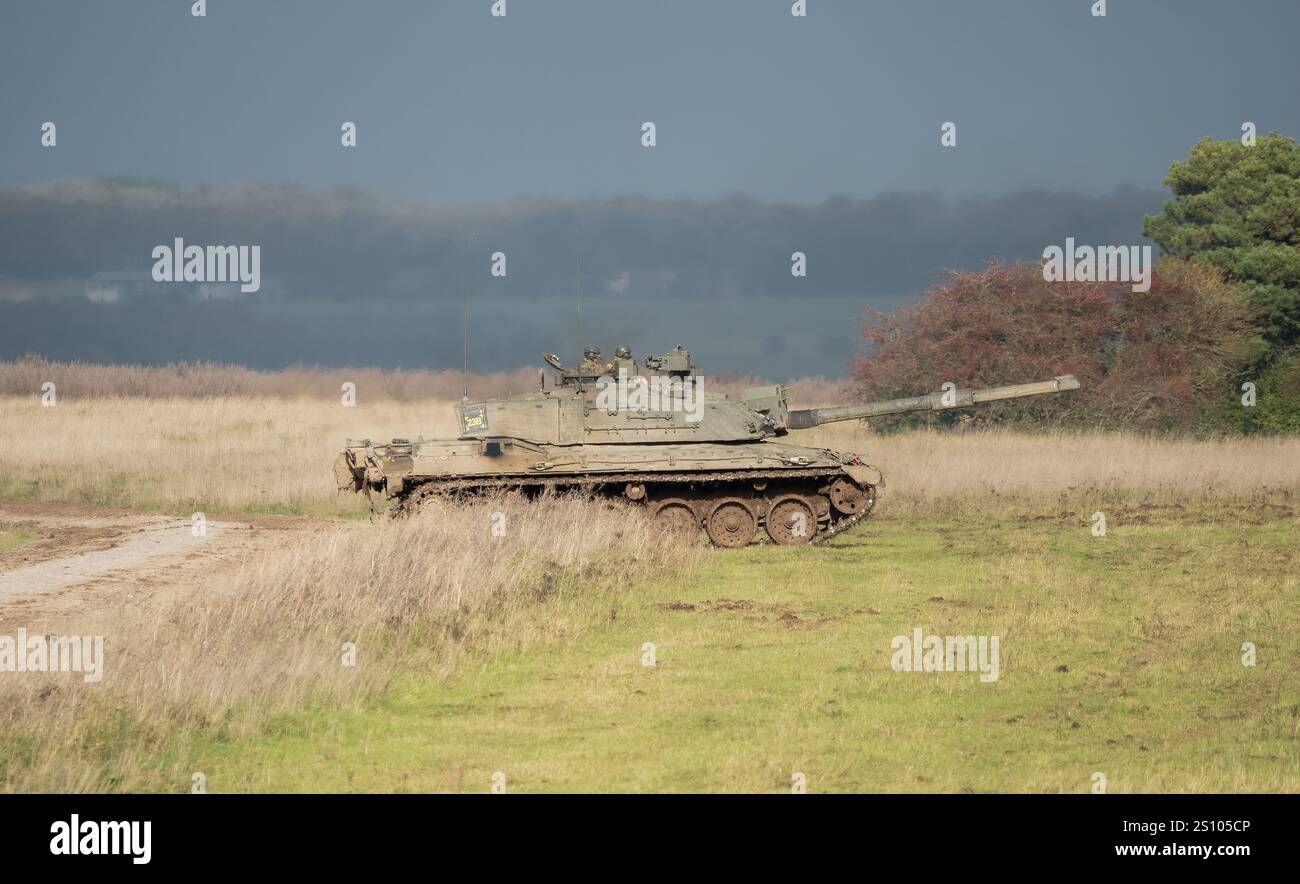 Esercito britannico FV4034 Challenger 2 II in azione per un'esercitazione militare Foto Stock