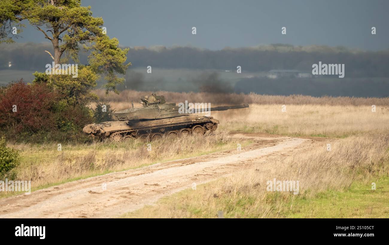 Esercito britannico FV4034 Challenger 2 II in azione per un'esercitazione militare Foto Stock