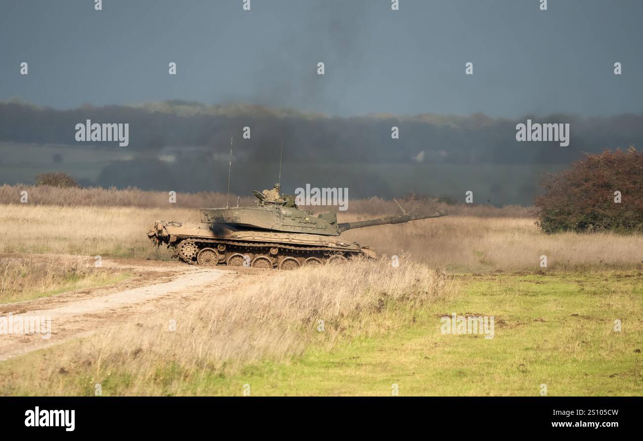 Esercito britannico FV4034 Challenger 2 II in azione per un'esercitazione militare Foto Stock