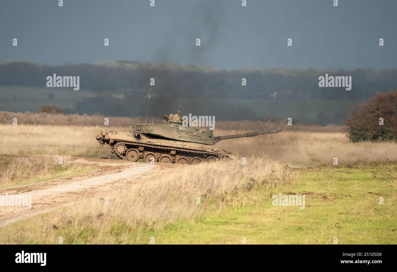 Esercito britannico FV4034 Challenger 2 II in azione per un'esercitazione militare Foto Stock