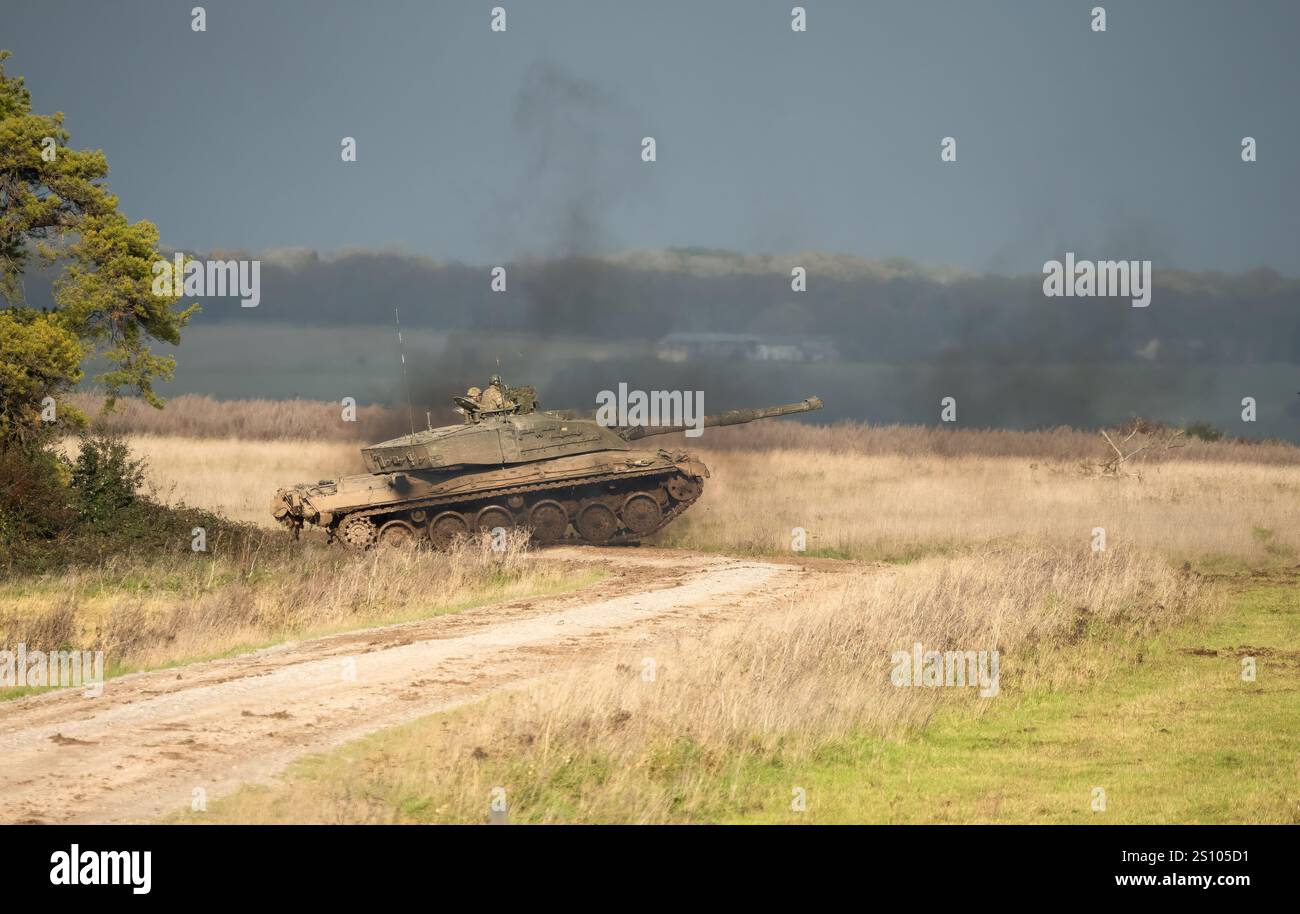 Esercito britannico FV4034 Challenger 2 II in azione per un'esercitazione militare Foto Stock