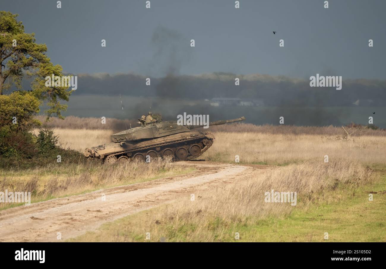 Esercito britannico FV4034 Challenger 2 II in azione per un'esercitazione militare Foto Stock