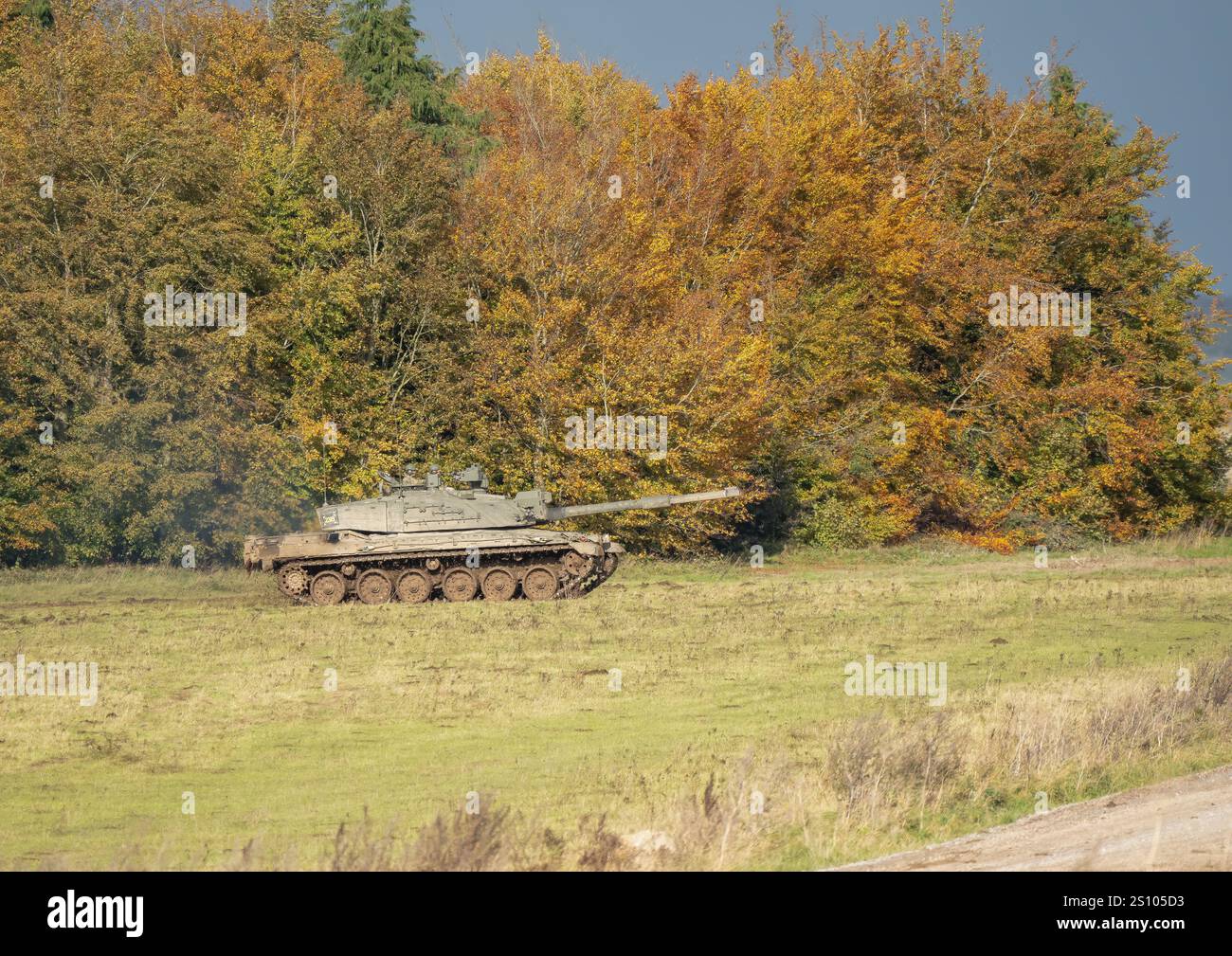 Esercito britannico FV4034 Challenger 2 II in azione per un'esercitazione militare Foto Stock