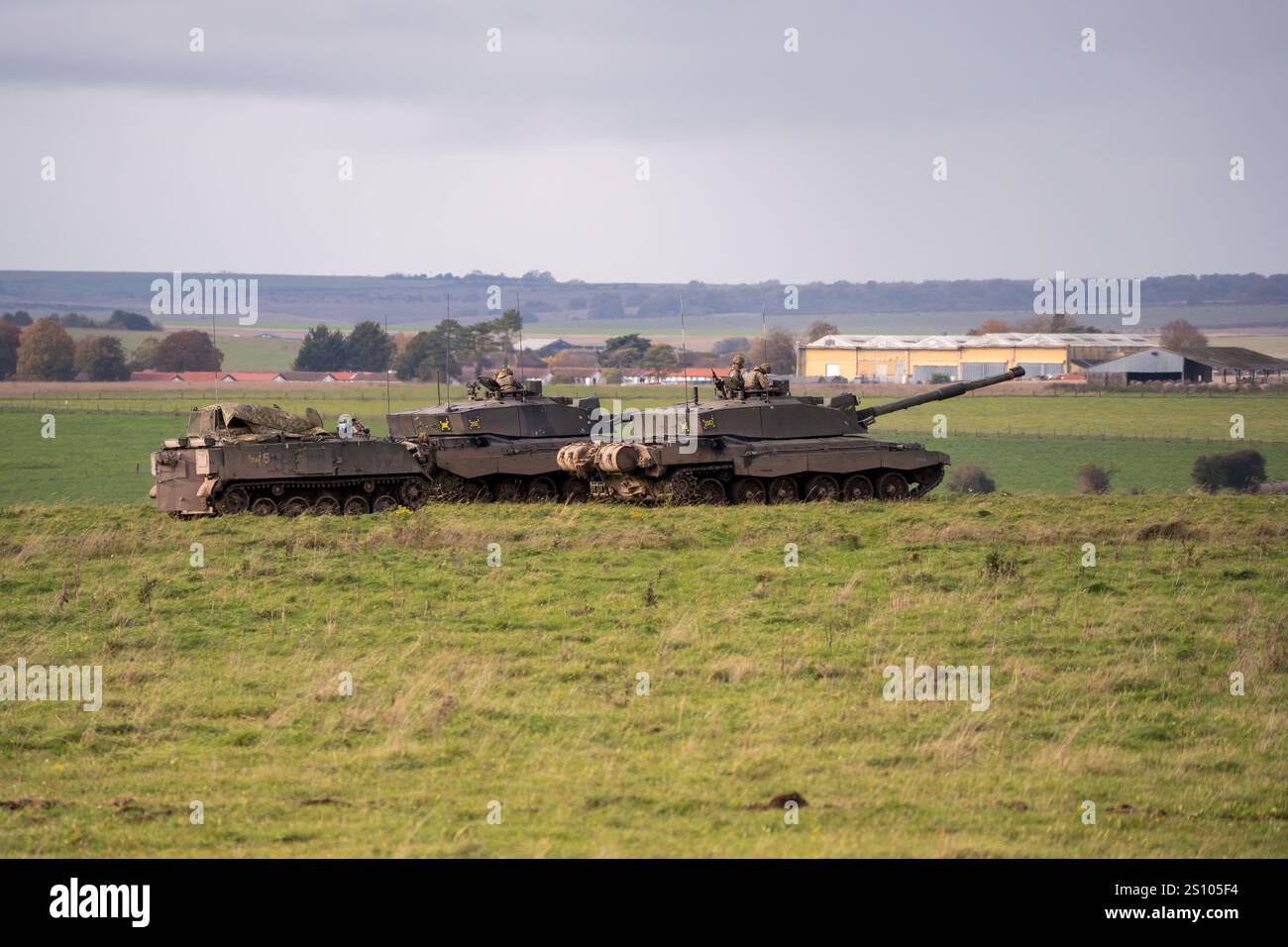 Esercito britannico FV4034 Challenger 2 II in azione per un'esercitazione militare Foto Stock