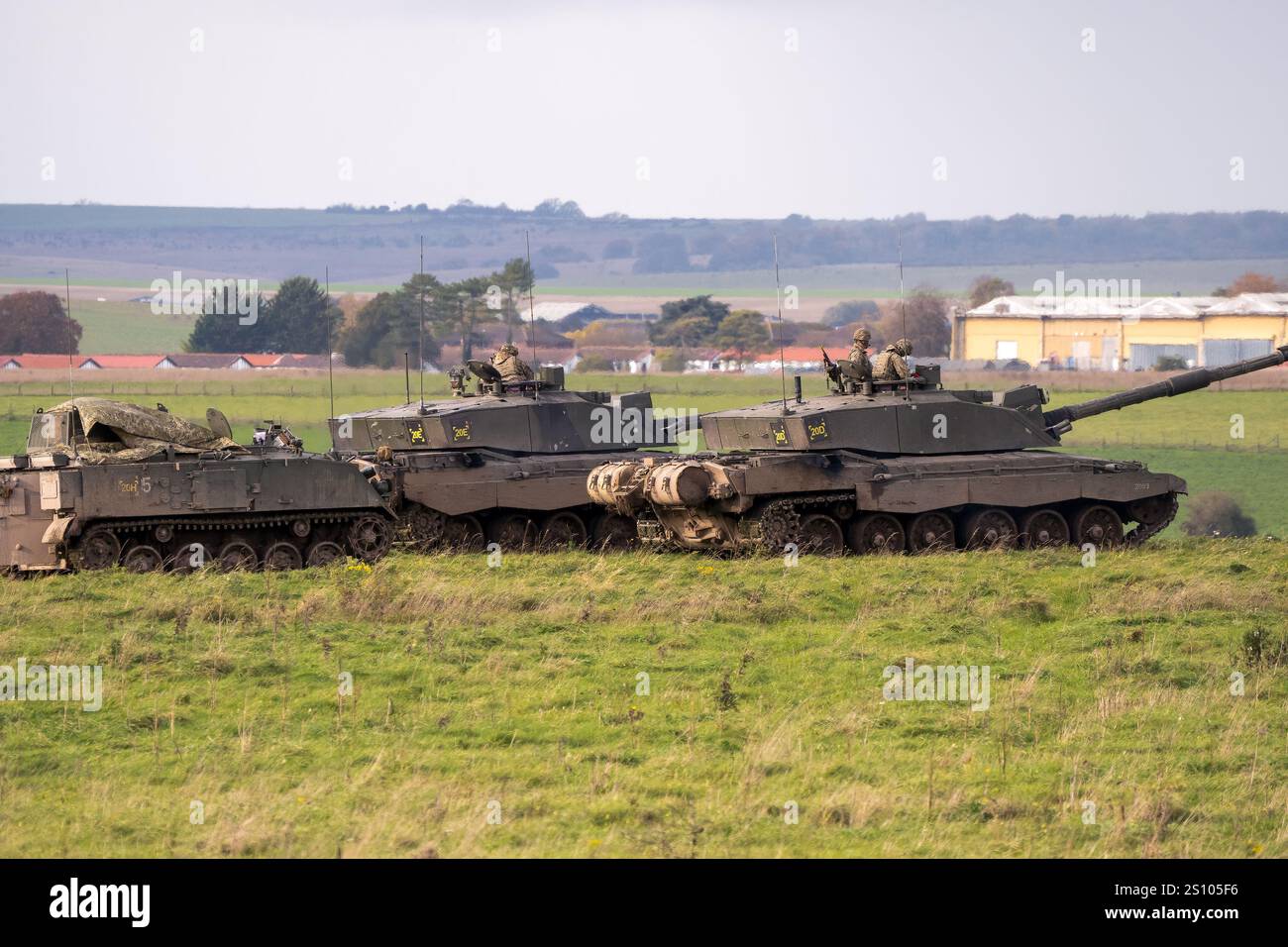 Esercito britannico FV4034 Challenger 2 II in azione per un'esercitazione militare Foto Stock