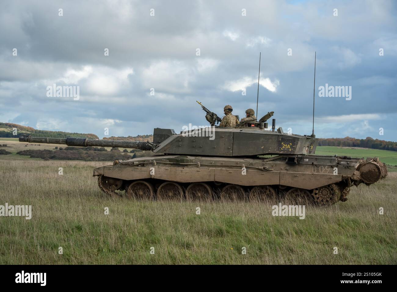 Esercito britannico FV4034 Challenger 2 II in azione per un'esercitazione militare Foto Stock