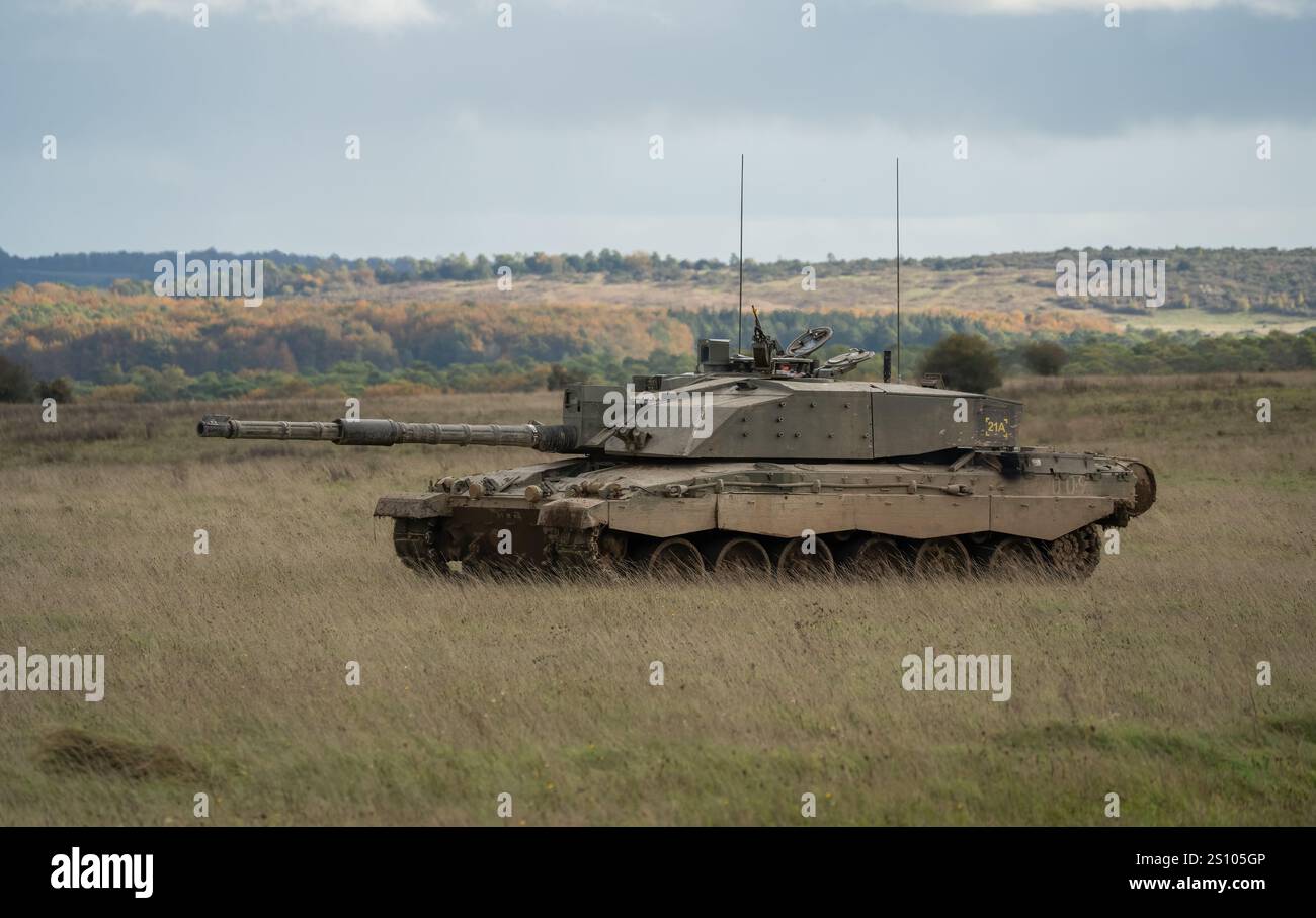 Esercito britannico FV4034 Challenger 2 II in azione per un'esercitazione militare Foto Stock