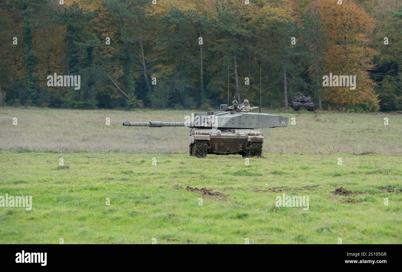 Esercito britannico FV4034 Challenger 2 II in azione per un'esercitazione militare Foto Stock