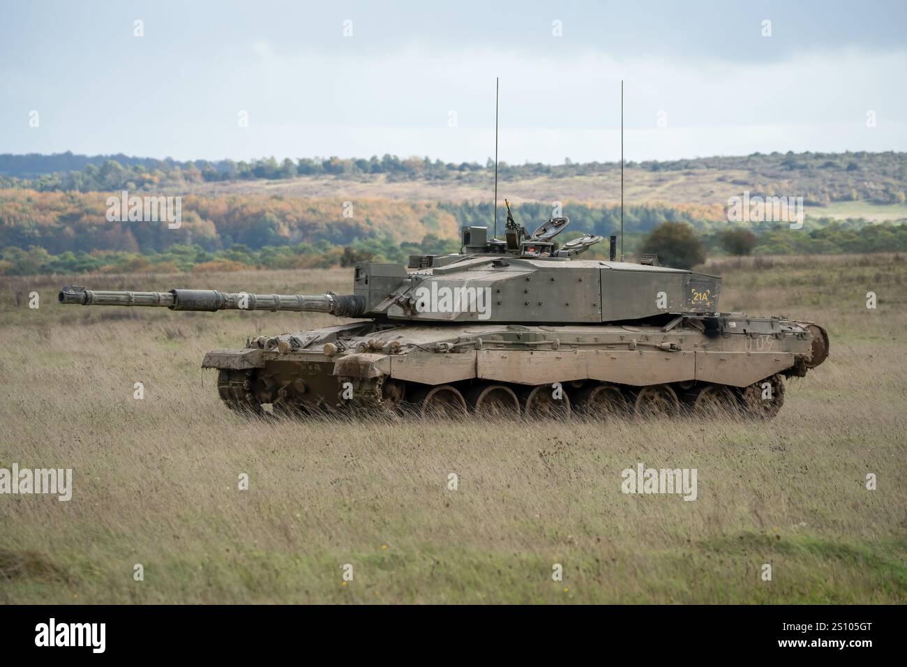 Esercito britannico FV4034 Challenger 2 II in azione per un'esercitazione militare Foto Stock