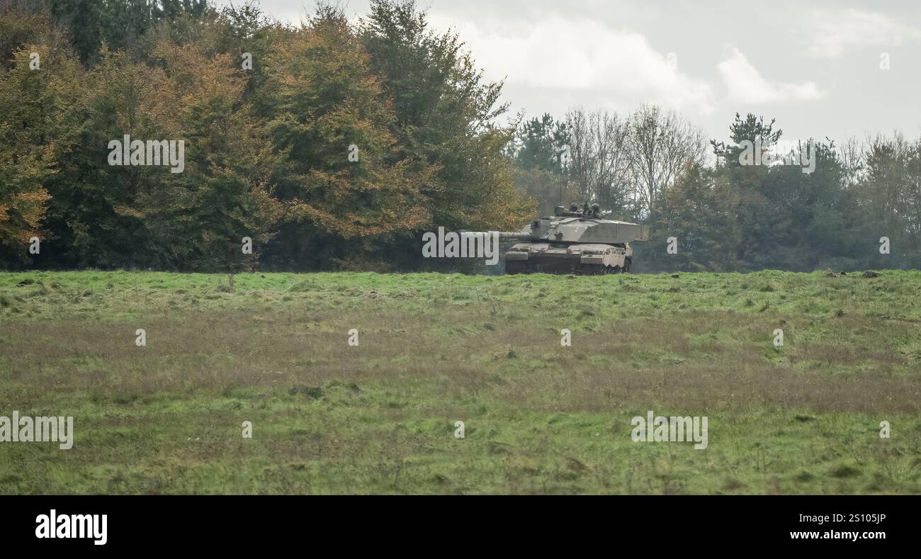 Esercito britannico FV4034 Challenger 2 II in azione per un'esercitazione militare Foto Stock