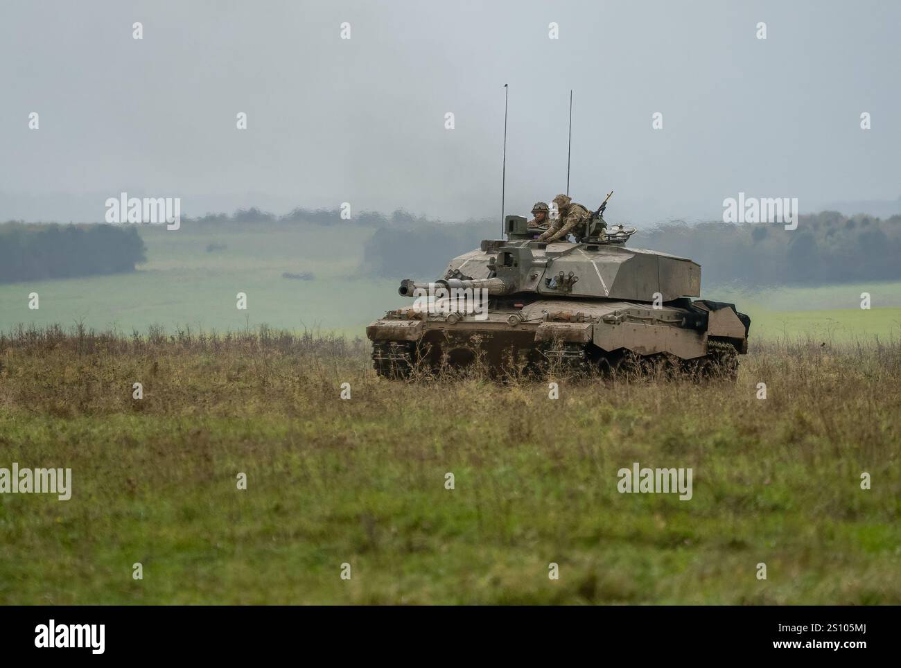 Esercito britannico FV4034 Challenger 2 II in azione per un'esercitazione militare Foto Stock