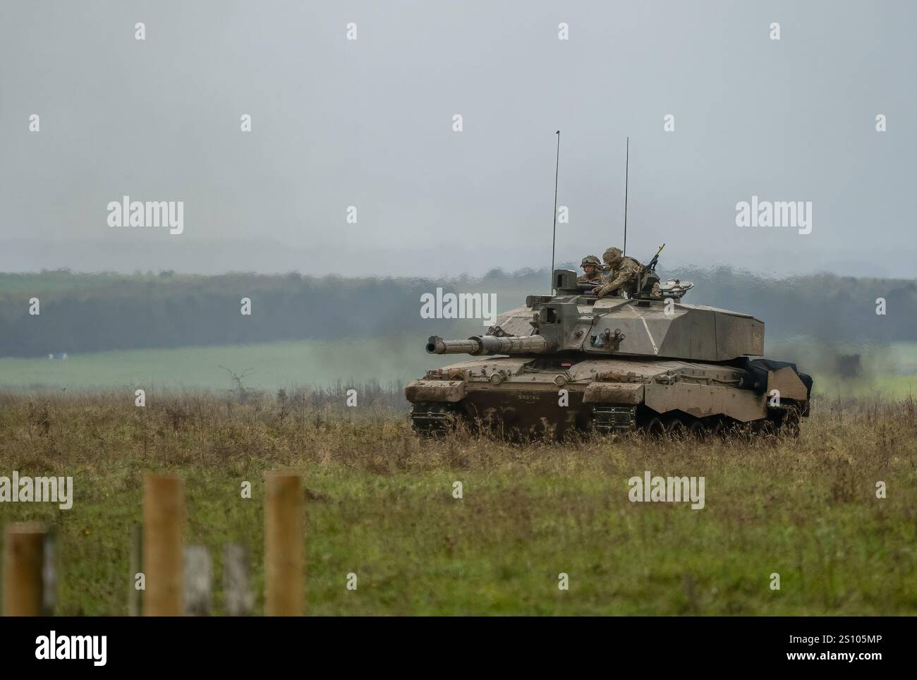 Esercito britannico FV4034 Challenger 2 II in azione per un'esercitazione militare Foto Stock