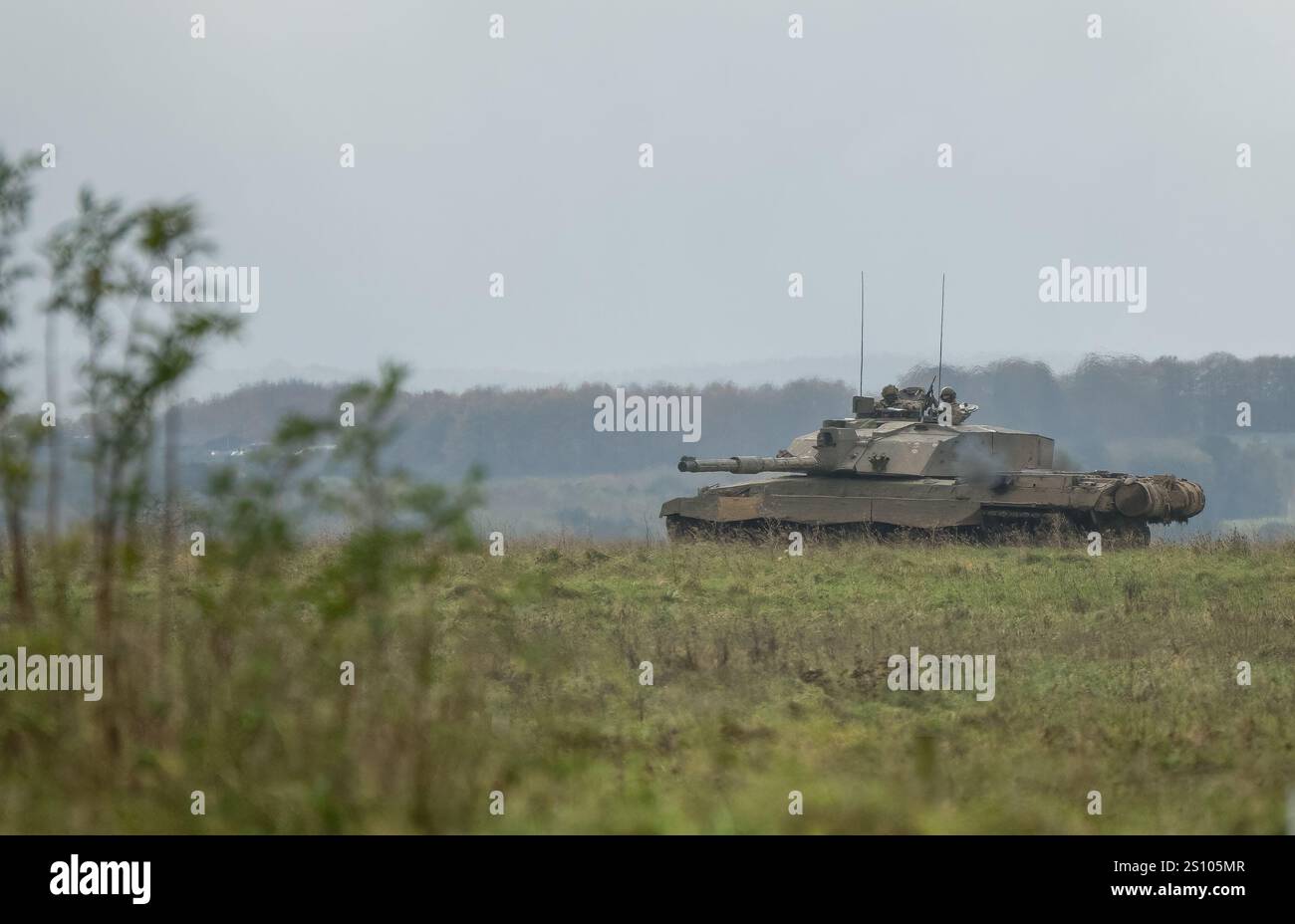 Esercito britannico FV4034 Challenger 2 II in azione per un'esercitazione militare Foto Stock