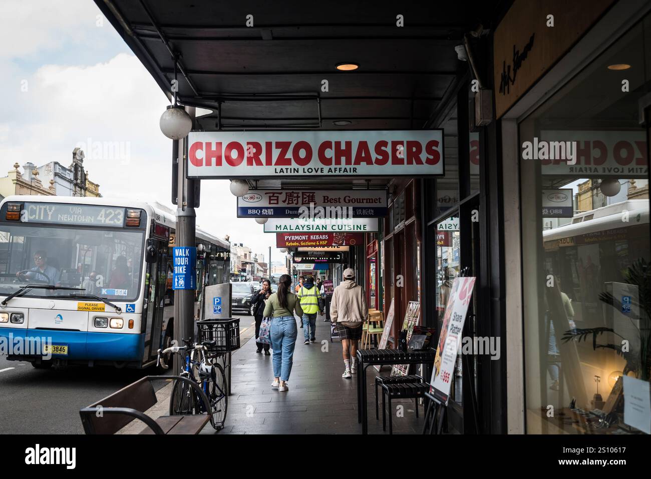 King Street, Newtown, un quartiere bohémien molto variegato nel centro della città, Sydney, NSW, Australia Foto Stock