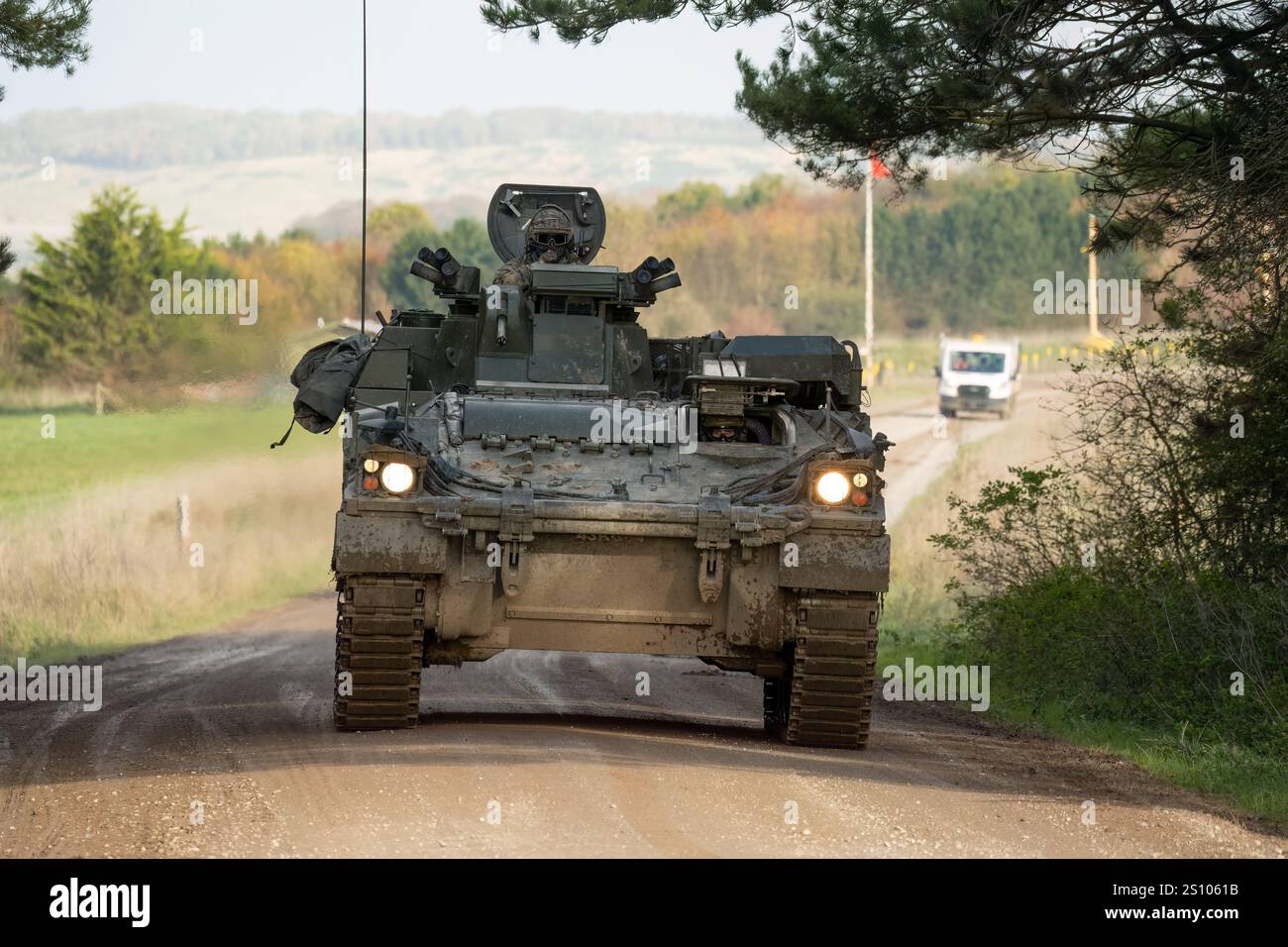 Primo piano di un veicolo Warrior FV512 dell'esercito britannico che si muove lungo una pista sterrata, Wilts UK Foto Stock