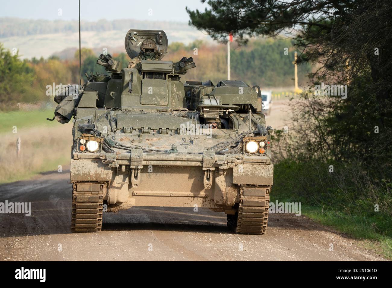 Primo piano di un veicolo Warrior FV512 dell'esercito britannico che si muove lungo una pista sterrata, Wilts UK Foto Stock