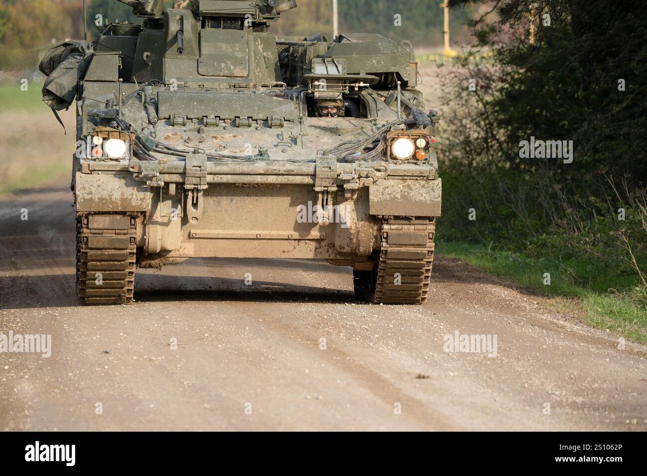 Primo piano di un veicolo Warrior FV512 dell'esercito britannico che si muove lungo una pista sterrata, Wilts UK Foto Stock