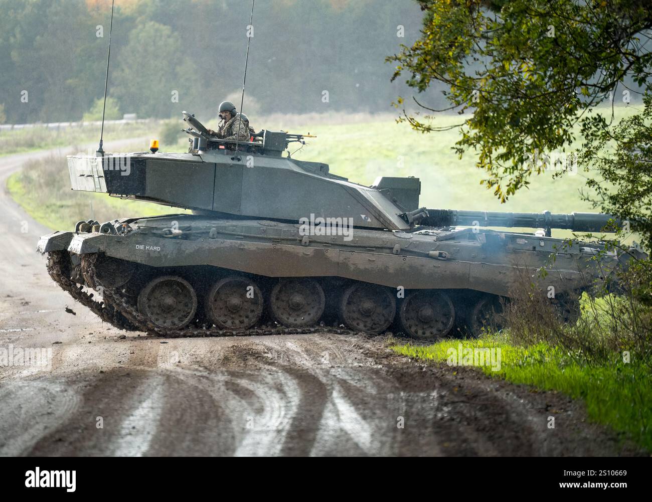 Esercito britannico FV4034 Challenger 2 II in azione per un'esercitazione militare Foto Stock