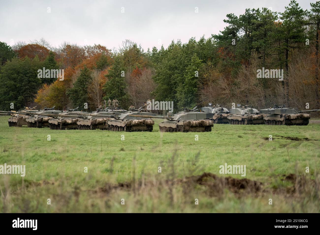 Uno squadrone di carri armati da battaglia principali FV4034 Challenger 2 II dell'esercito britannico in azione durante un'esercitazione militare Foto Stock