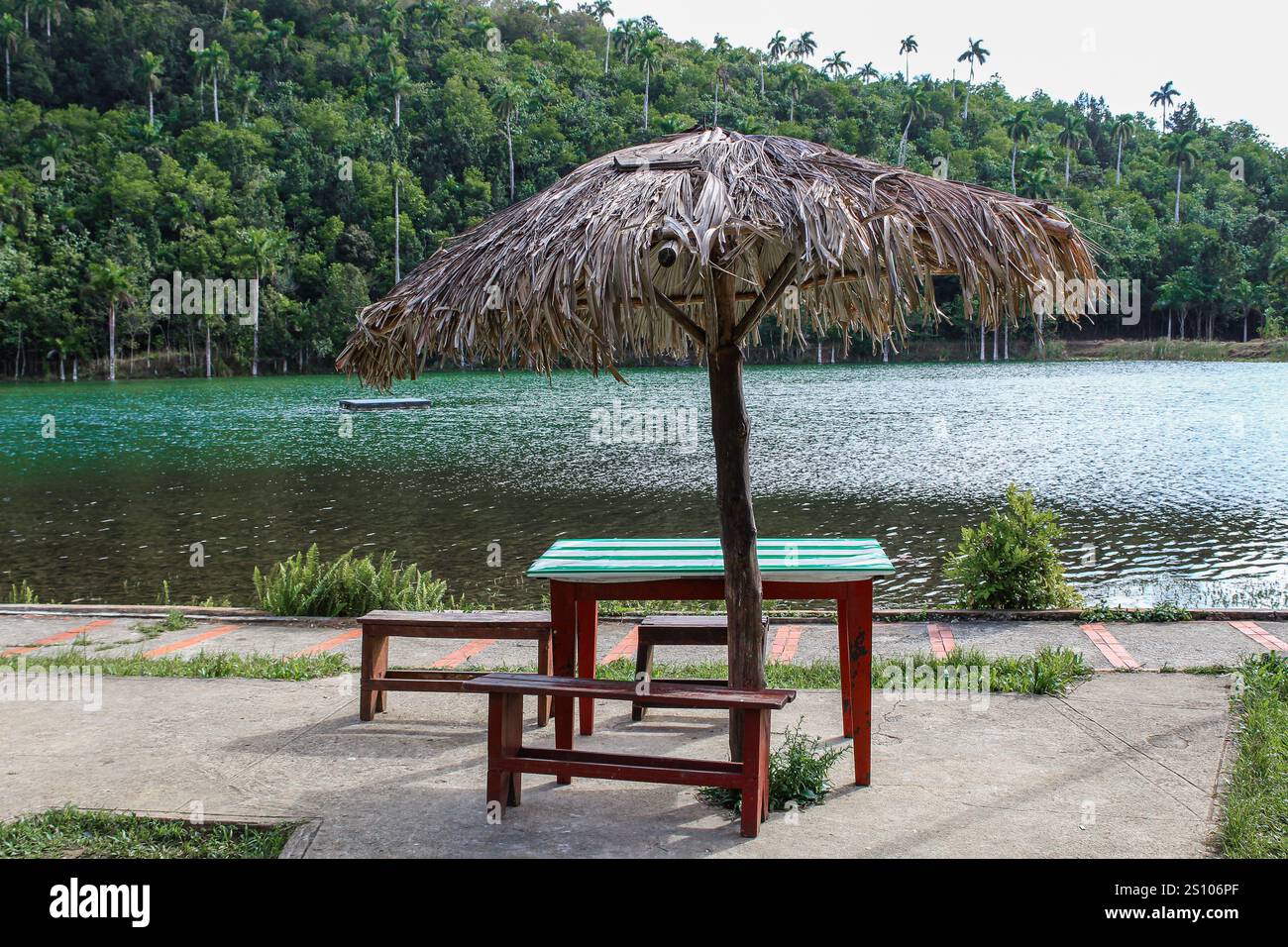 Serenità, relax e vita sana sulle rive di un lago cubano nella valle di Viñales, Cuba Foto Stock