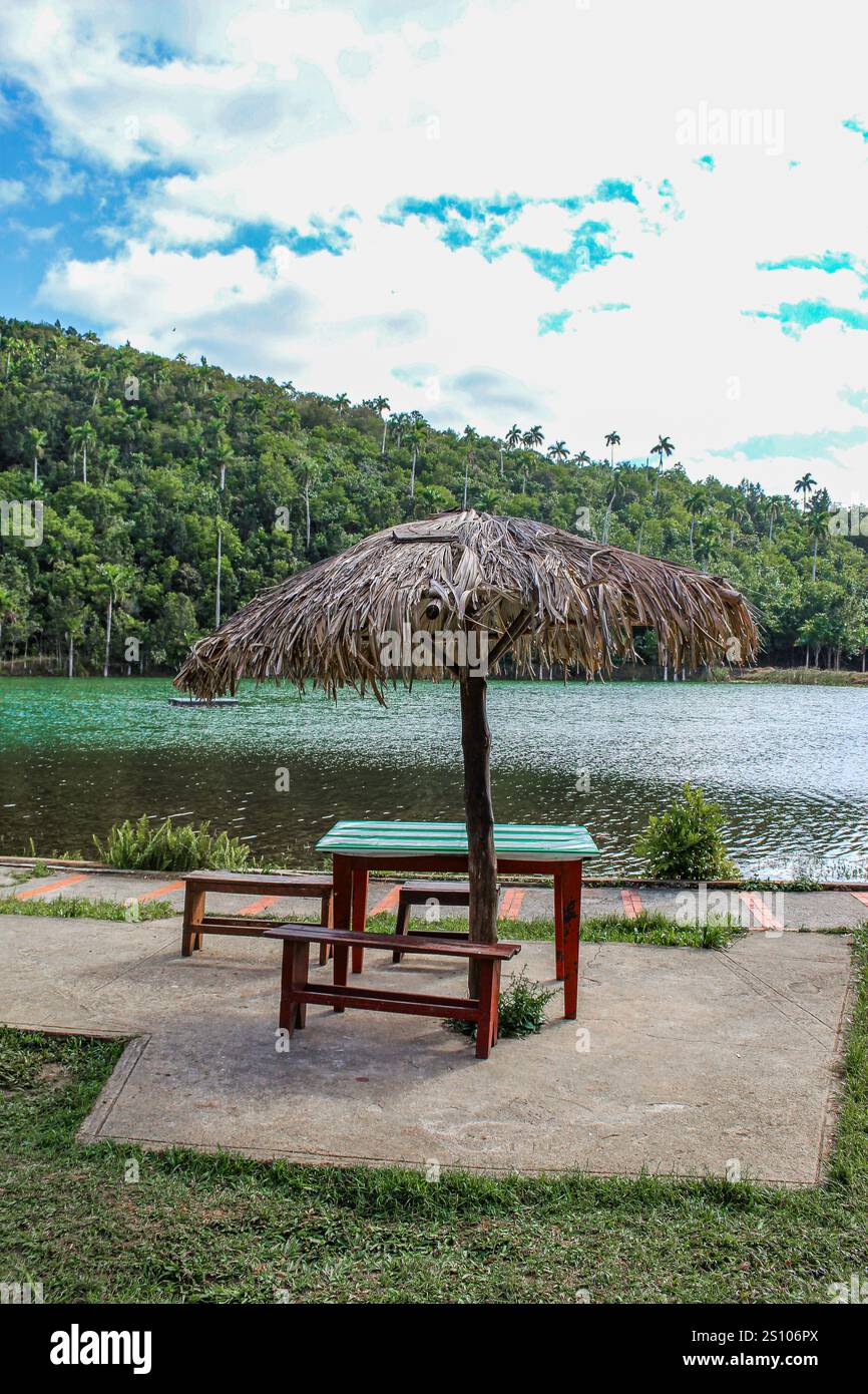 Serenità, relax e vita sana sulle rive di un lago cubano nella valle di Viñales, Cuba Foto Stock