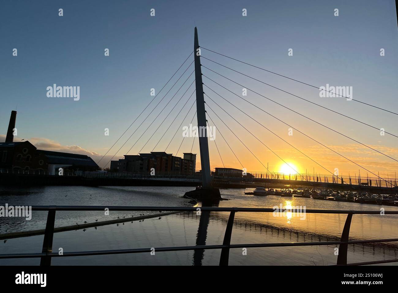 Il Sail Bridge di Swansea, che collega la Marina con il SA1 Development. Swansea, Galles, Regno Unito. 2 dicembre 2024. Foto Stock