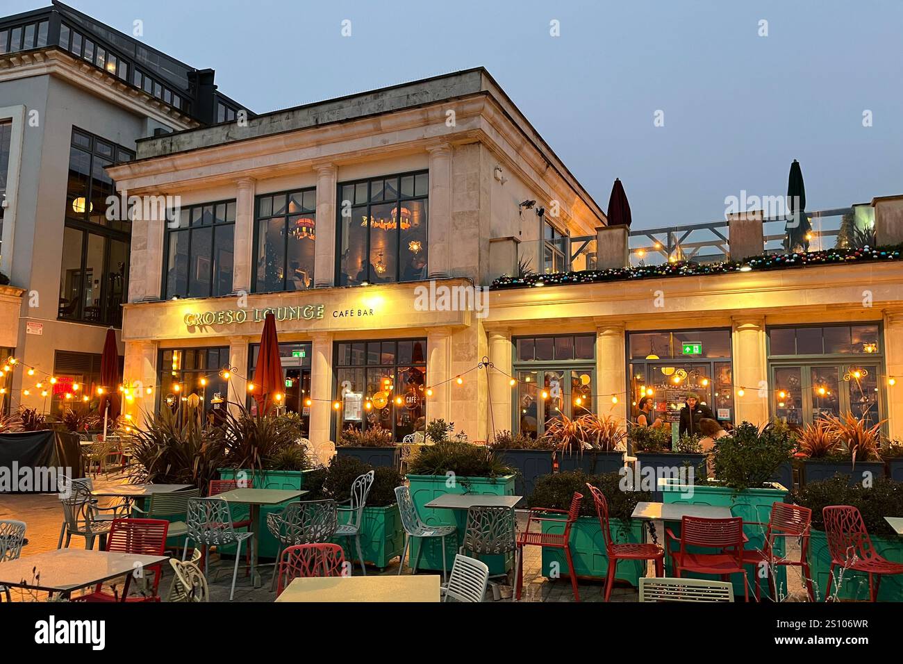 Croeso Lounge, della catena Lounges a Oyster Wharf, vista dal Mumbles Prom. Mumbles, Swansea, Galles, Regno Unito. 27 dicembre 2024. Foto Stock