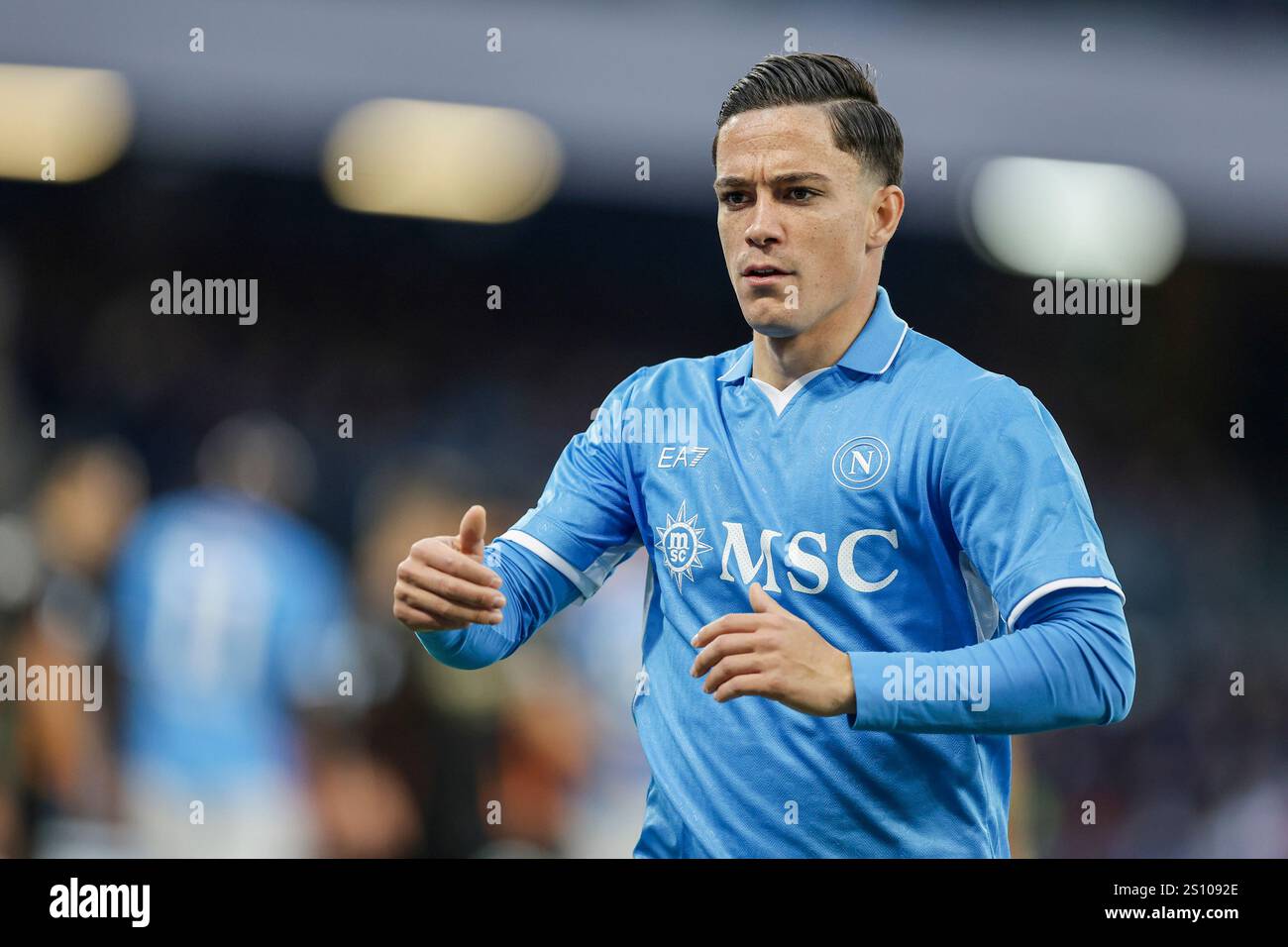 L'attaccante italiano del Napoli Giacomo Raspadori guarda durante la partita di serie A tra il Napoli e il Venezia allo stadio Diego Armando Maradona di Napoli, il 29 dicembre 2024. Foto Stock
