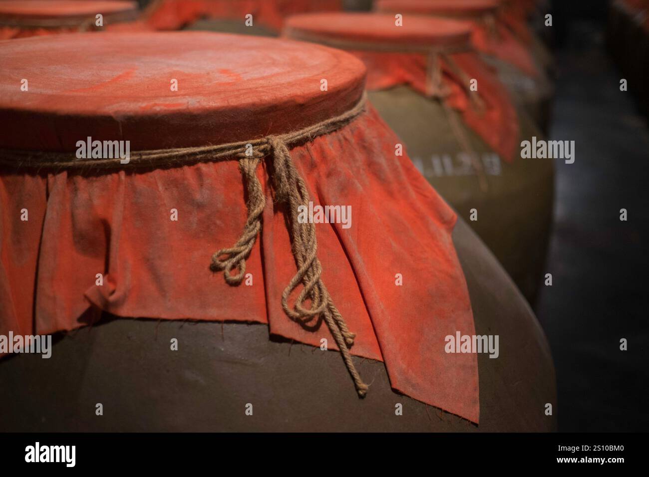 China, Yantai, 2015-06-05, cantina, vasetti, alcol, baiju, vasi di terracotta, brandy, colore rosso, bevete, alcol cinese Foto Stock