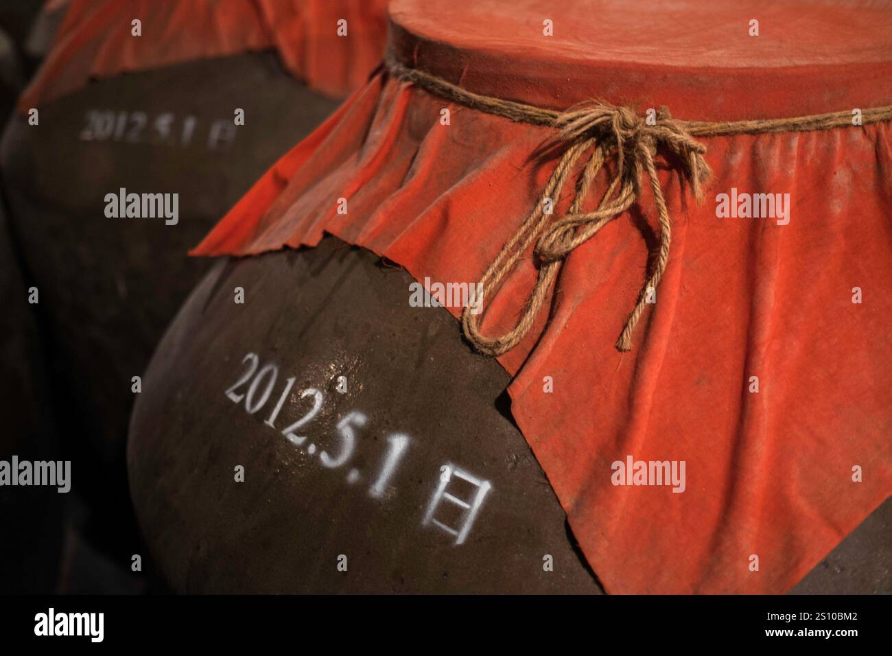 China, Yantai, 2015-06-05, cantina, vasetti, alcol, baiju, vasi di terracotta, brandy, colore rosso, bevete, alcol cinese Foto Stock