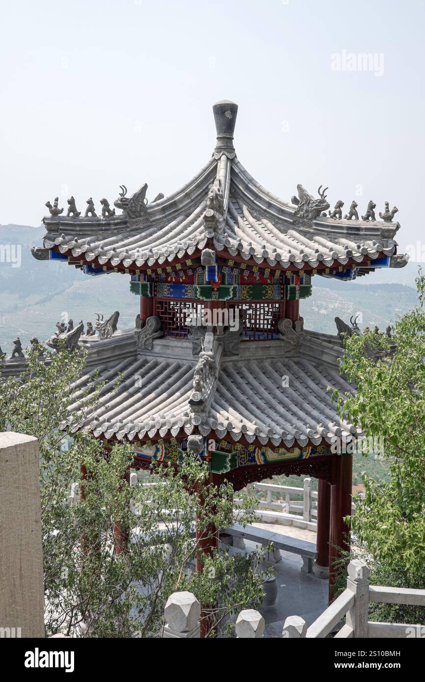 Cina, Qingzhou, 2015-06-07 architettura, tempio, montagne, pagoda, paesaggio, alberi, cielo, tempio cinese, sentiero, Foto Stock