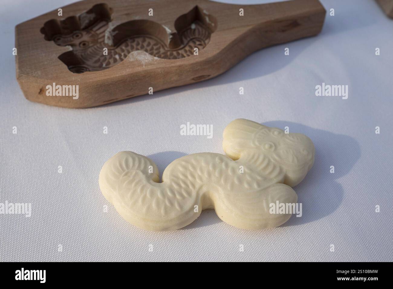 China, Yantai, 2015-06-08, food, food festival, festeggiamenti, muffa per torte, muffa per biscotti, animali zodiacali cinesi, Capodanno cinese, stampo di legno, drago Foto Stock