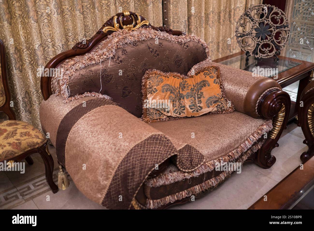 China, Yantai, 2015-06-12, poltrona, interni, decorazione, stile orientale, design cinese Foto Stock