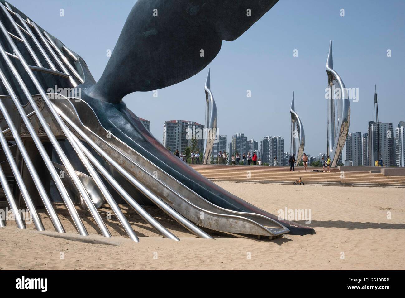 China, Yantai, 2018-05-28, Architecture, Street, città, scultura, design, futuristico, costruzione, riflessi Foto Stock