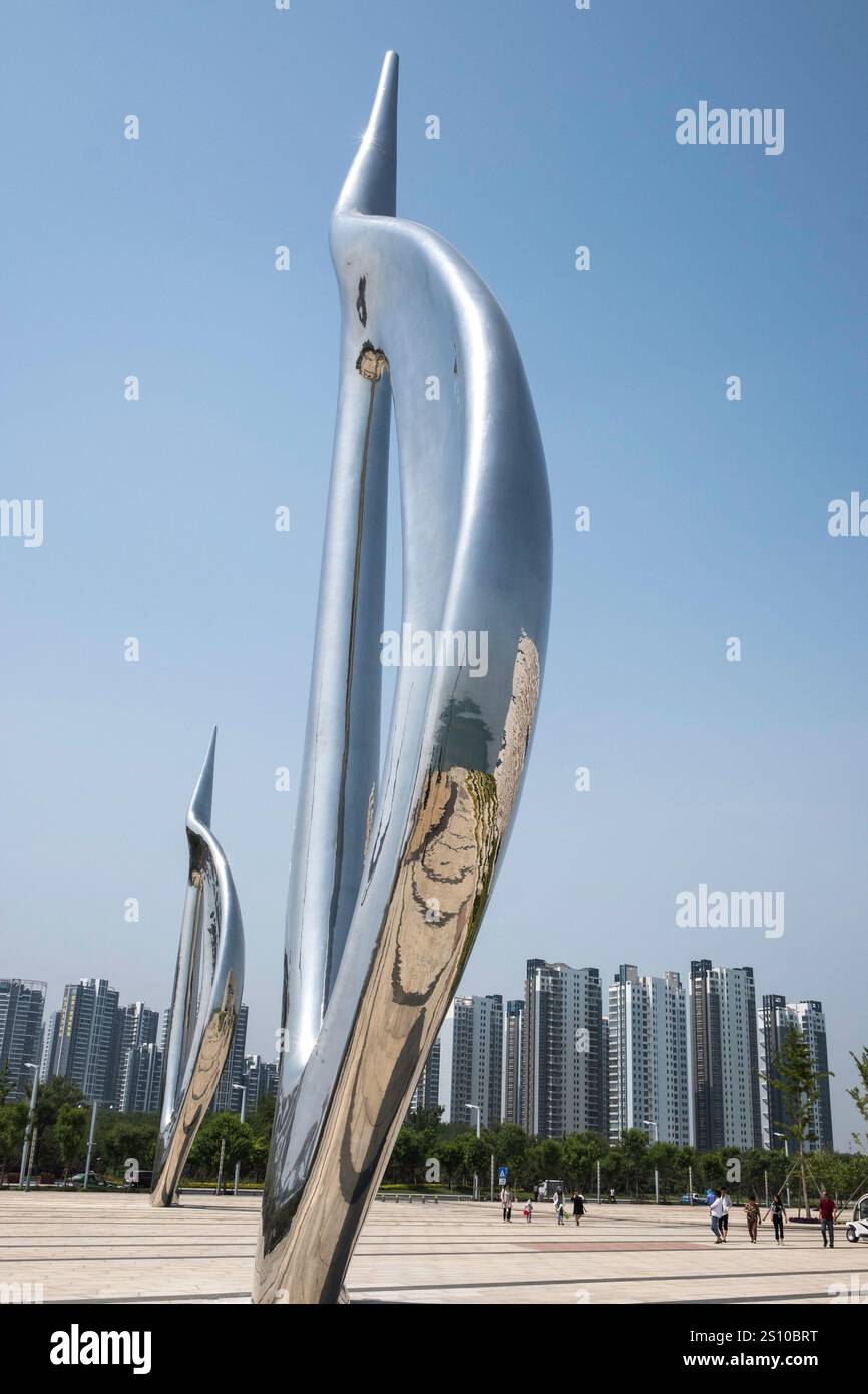 China, Yantai, 2018-05-28, Architecture, Street, città, scultura, design, futuristico, costruzione, riflessi Foto Stock