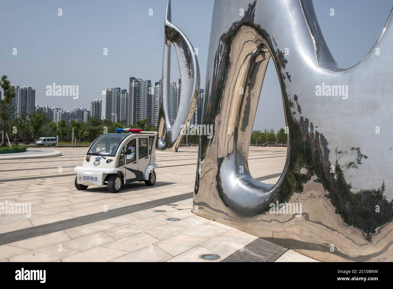 China, Yantai, 2018-05-28, Architecture, Street, città, scultura, design, futuristico, costruzione, riflessi Foto Stock
