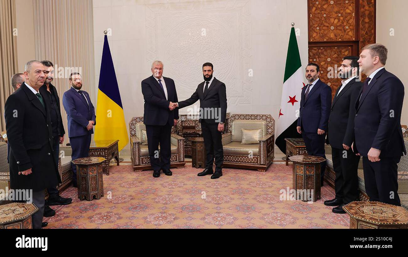 Damasco, Siria. 30 dicembre 2024. Il leader della nuova amministrazione siriana, Ahmed al-Sharaa (R), saluta il ministro degli Esteri ucraino Andrii Sybiha (L) in vista di un incontro tra la leadership siriana e una delegazione Ucraina per contribuire a rafforzare i legami tra i due paesi di Damasco, Siria. Lunedì 30 dicembre 2024. Foto di Syria's Interim Governmenti /UPI. Credito: UPI/Alamy Live News credito: UPI/Alamy Live News Foto Stock