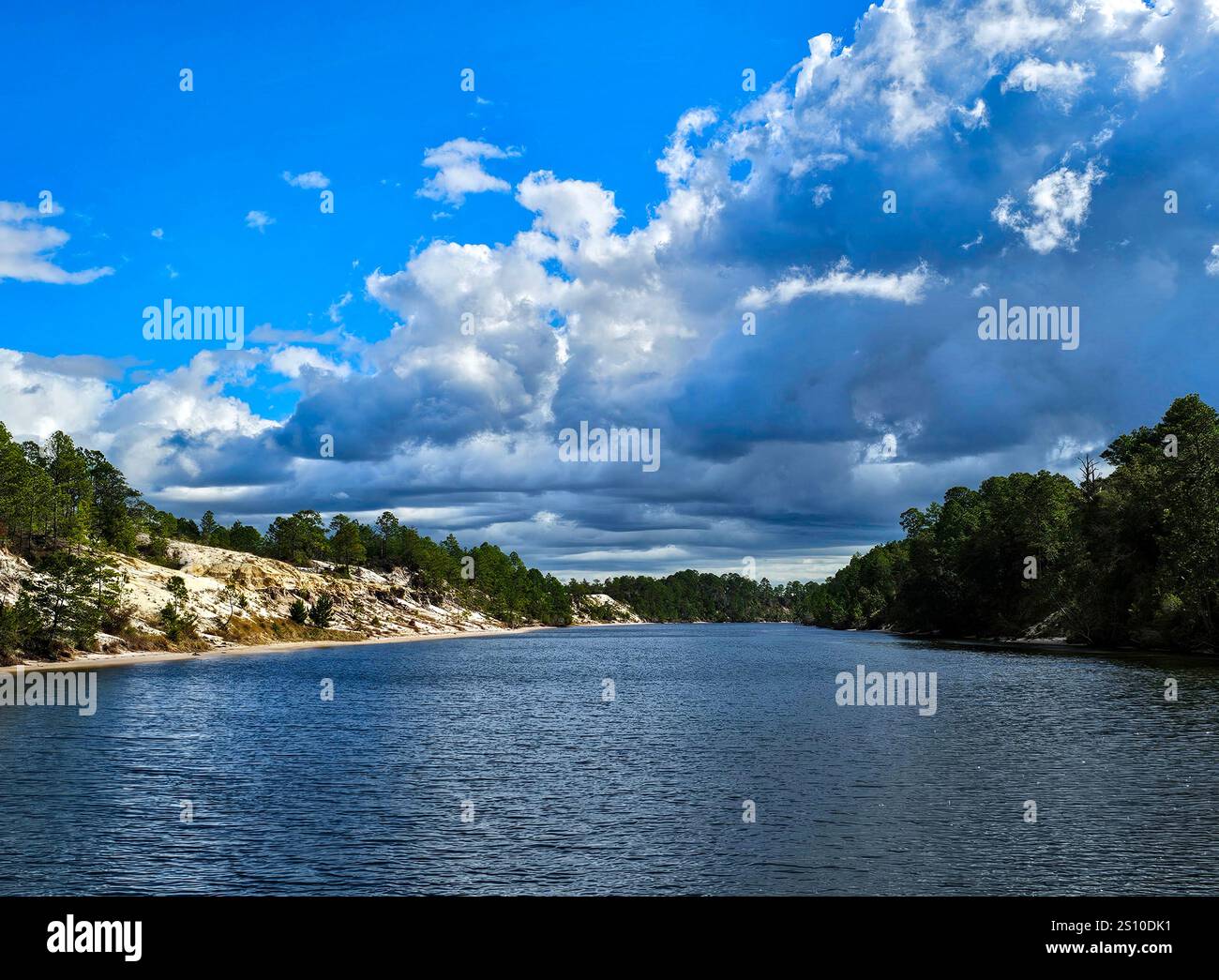 Il canale che conduce dal Gulf Intracoastal Waterway a Port St Joe, Florida - Immagine stock catturata con smartphone