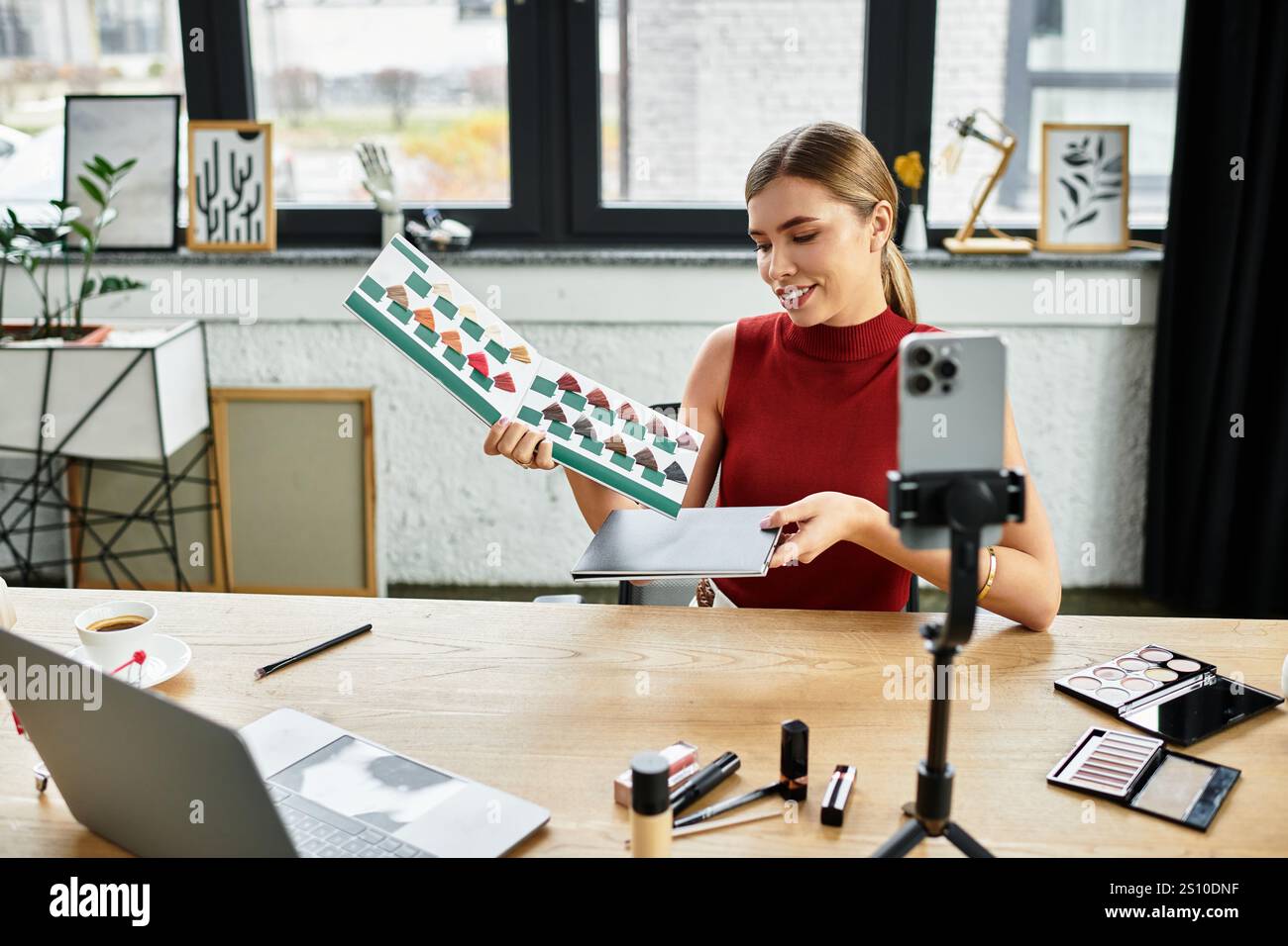 L'attraente influencer mostra la sua gamma di capelli preferita durante una coinvolgente sessione online. Foto Stock