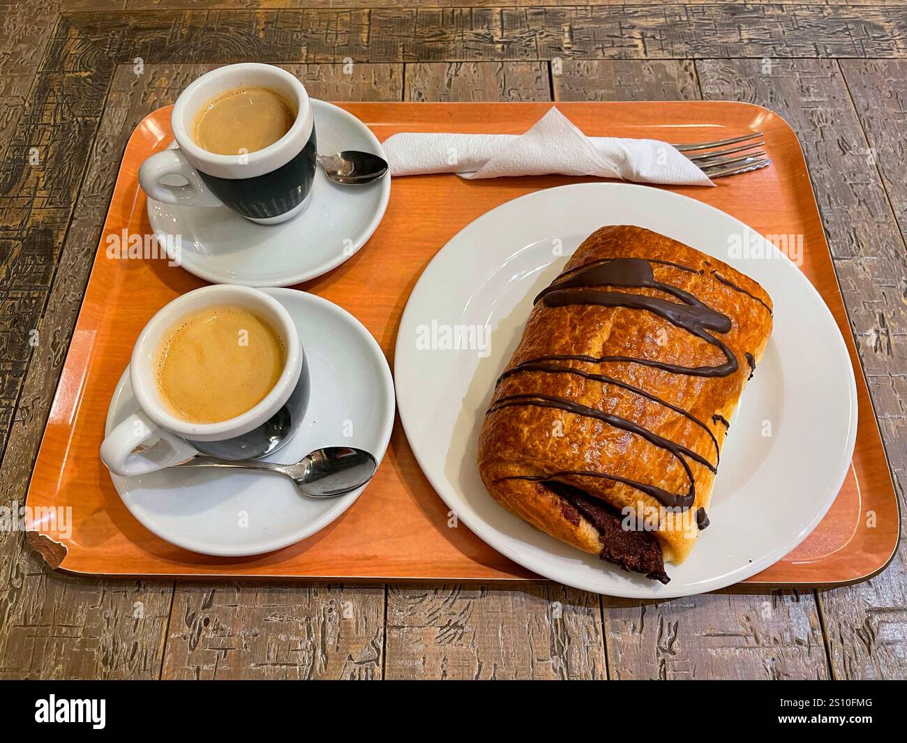 Due tazze di caffè con torta sfoglia. - Immagine stock catturata con smartphone