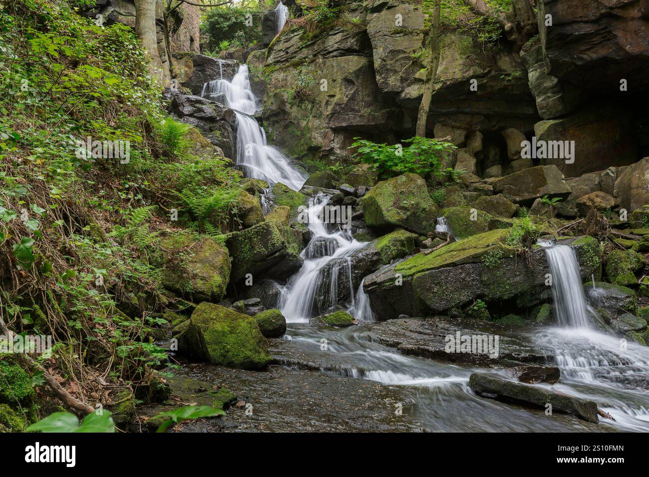 Waterfall, Peak District National Park, Derbyshire, Regno Unito, 5 maggio 2014 Foto Stock