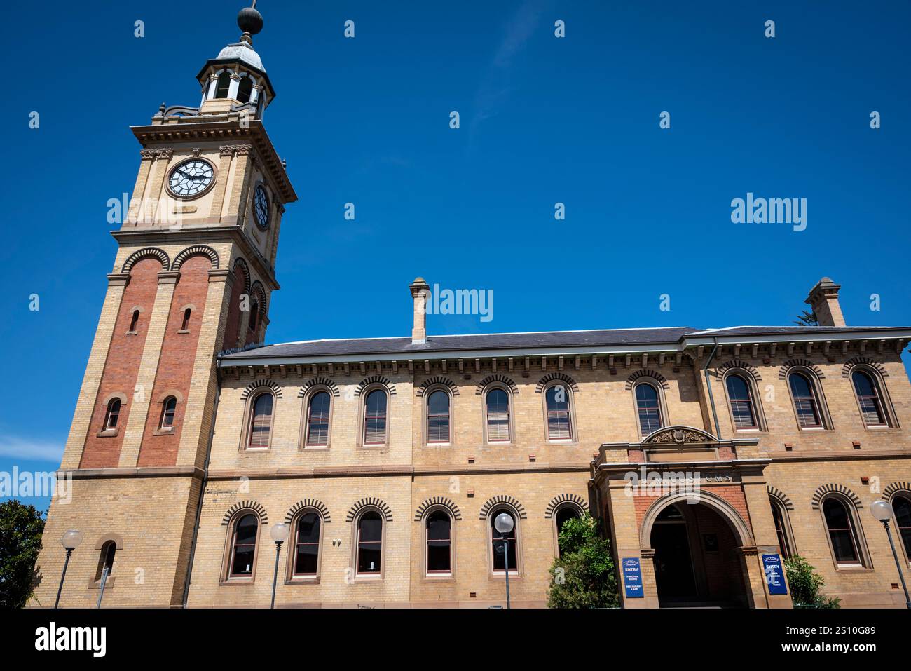 Customs House, noto anche come Customs House Hotel, è un edificio storico progettato da James Barne, Newcastle, NSW, Australia Foto Stock