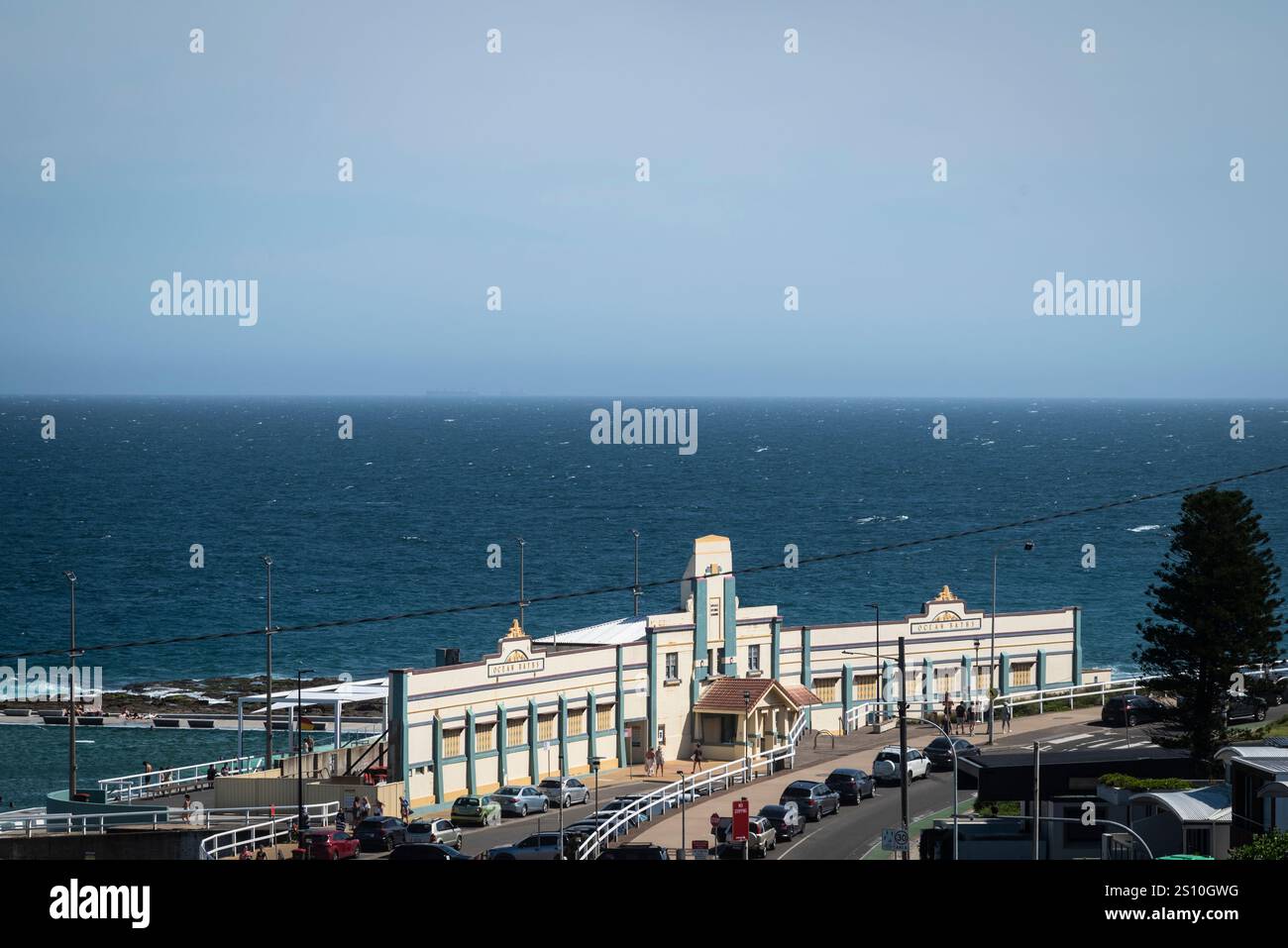 Bagni oceanici, un bagno di mare che include padiglioni, piscine e passeggiate. Le terme sono note per le caratteristiche architettoniche come la Striped Classical / Art Foto Stock